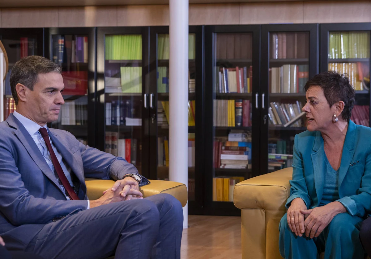 El presidente del Gobierno, Pedro Sánchez, con la portavoz de Bildu en el Congreso, Mertxe Aizpurua, en la primera reunión que mantuvo un candidato a la Presidencia con un representante aberzale