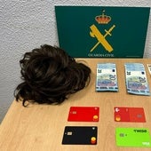 Pillado tras perder la peluca en su huida: cae un delincuente que asaltaba a turistas ancianos extranjeros en los cajeros automáticos de Alicante