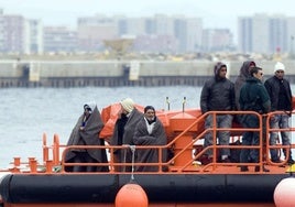 La llegada de inmigrantes en patera a la costa de Almería se desploma un 40%