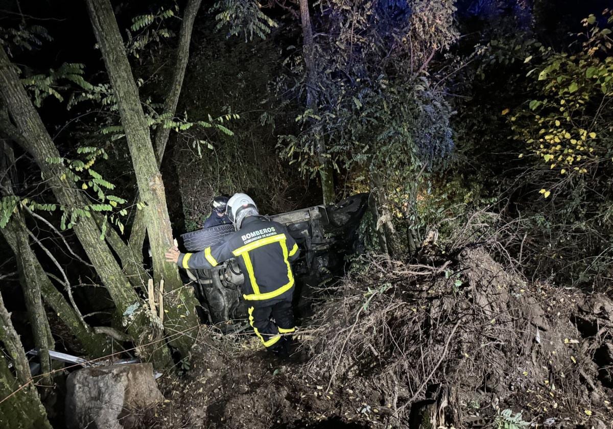 El todoterreno implicado en el accidente salió de la carretera y quedó como se puede ver en la imagen