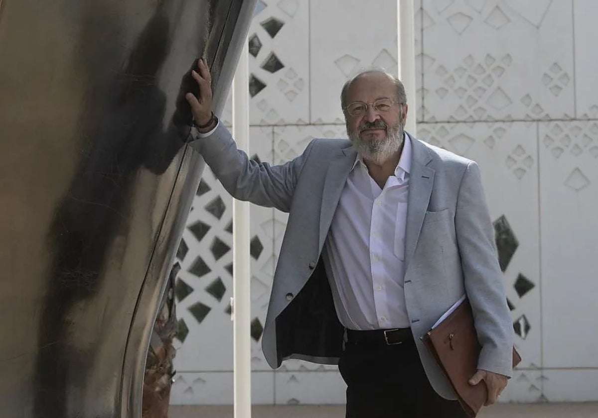 El decano del Colegio de la Abogacía de Córdoba Carlos Arias frente a la sede judicial