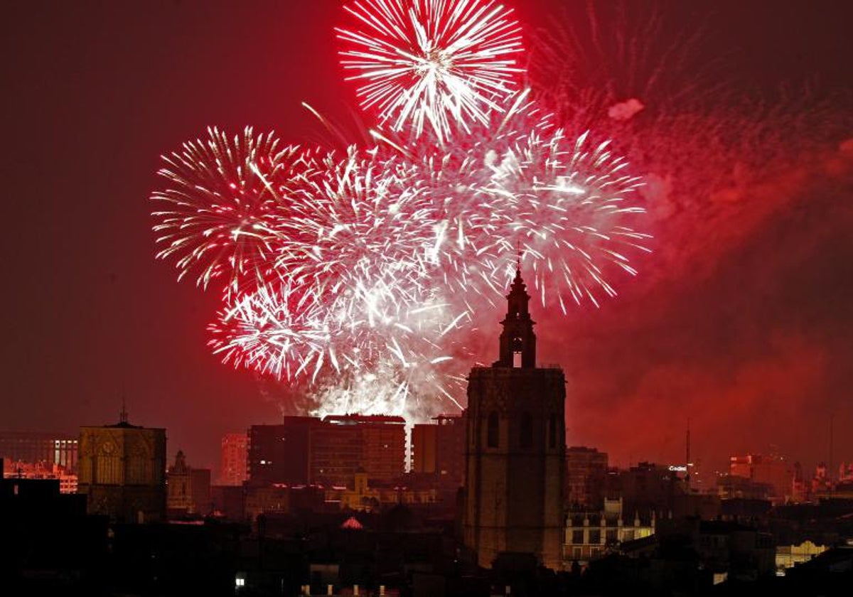 Imagen de archivo de un castillo de fuegos artificiales en Valencia