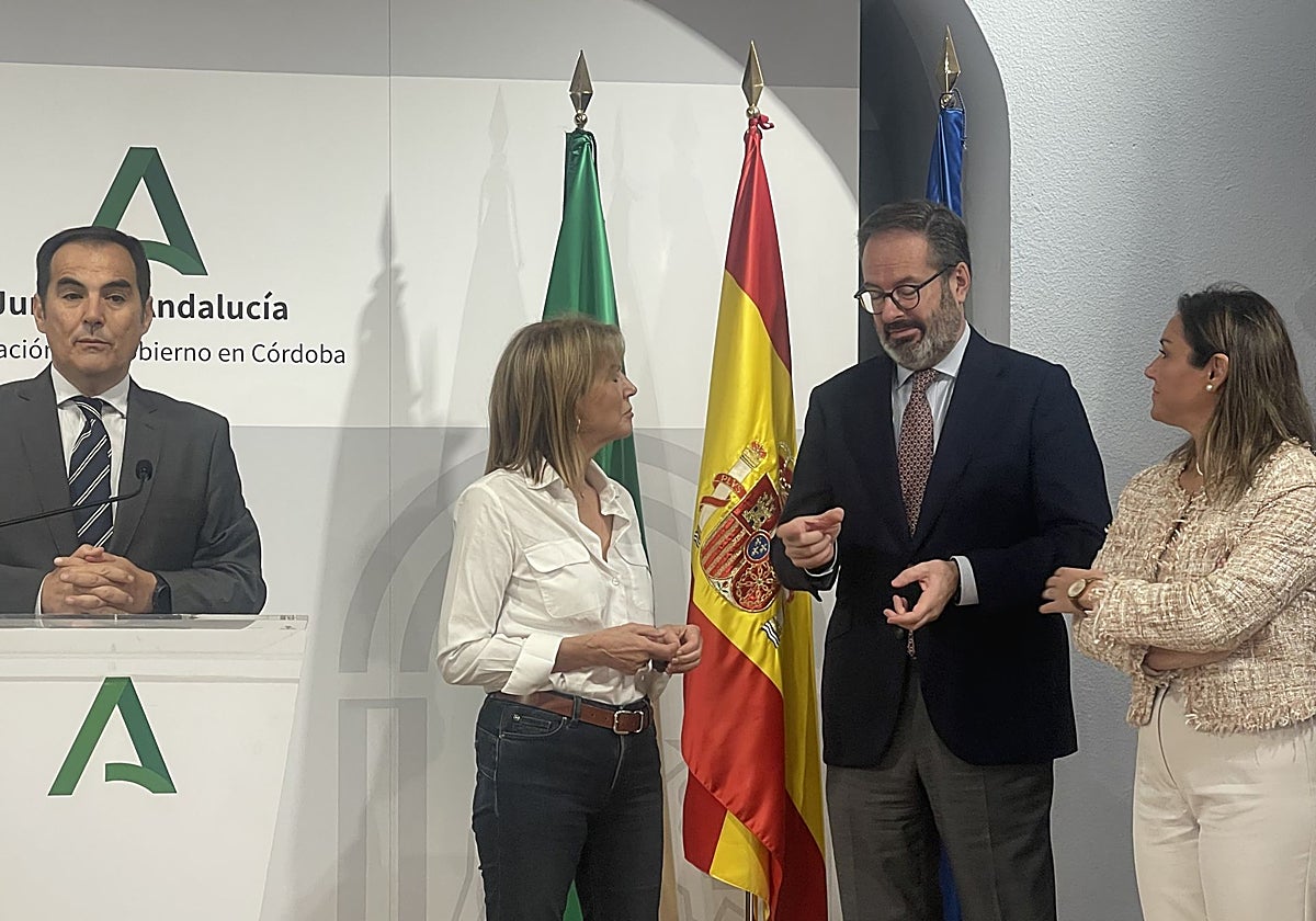 El consejero de Justicia, José Antonio Nieto, la presidenta de Futuro Singular, Ángela Amate el delegado Agustín y la delegada