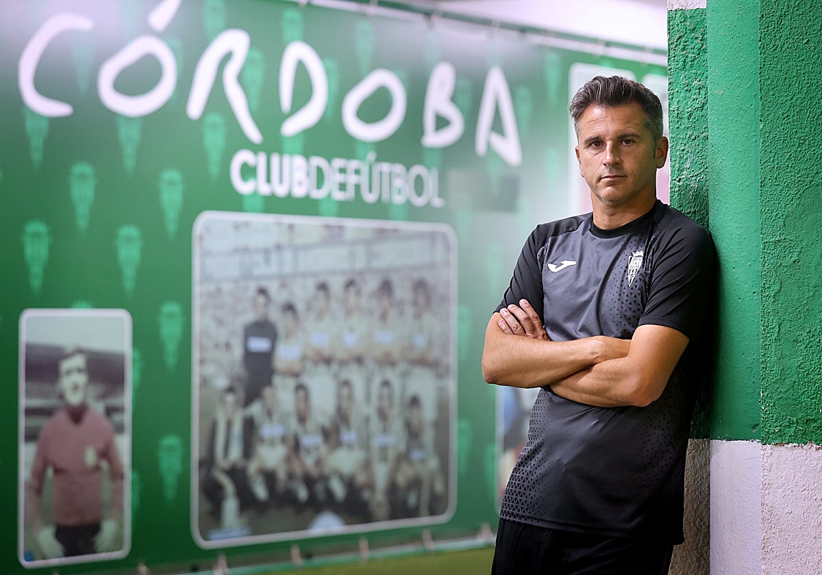 El técnico blanquiverde Iván Ania posa para ABC en una entrevista
