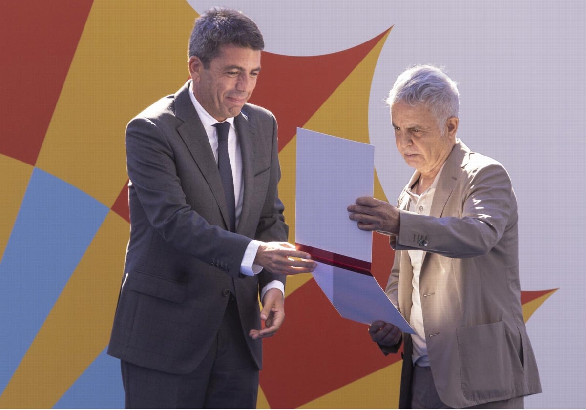 Carlos Mazón con el ganador del Premio de las Letras, el escritor Ferran Torrent