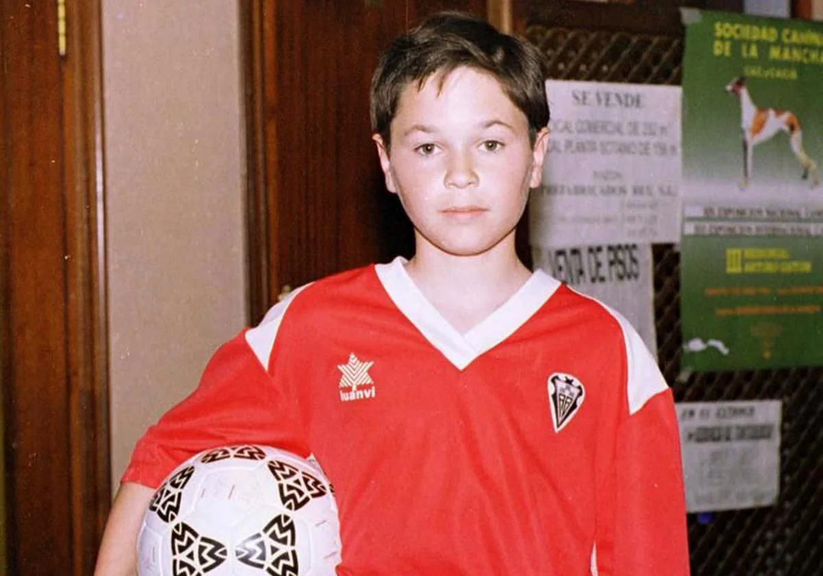 Andrés Iniesta, de niño, con la camiseta del Albacete Balompié en su casa de Fuentealbilla