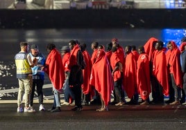 Rescatadas dos neumáticas en aguas cercanas a Lanzarote con 42 personas a bordo