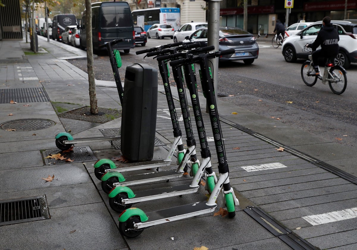 Un usuario conduciendo un patinete eléctrico