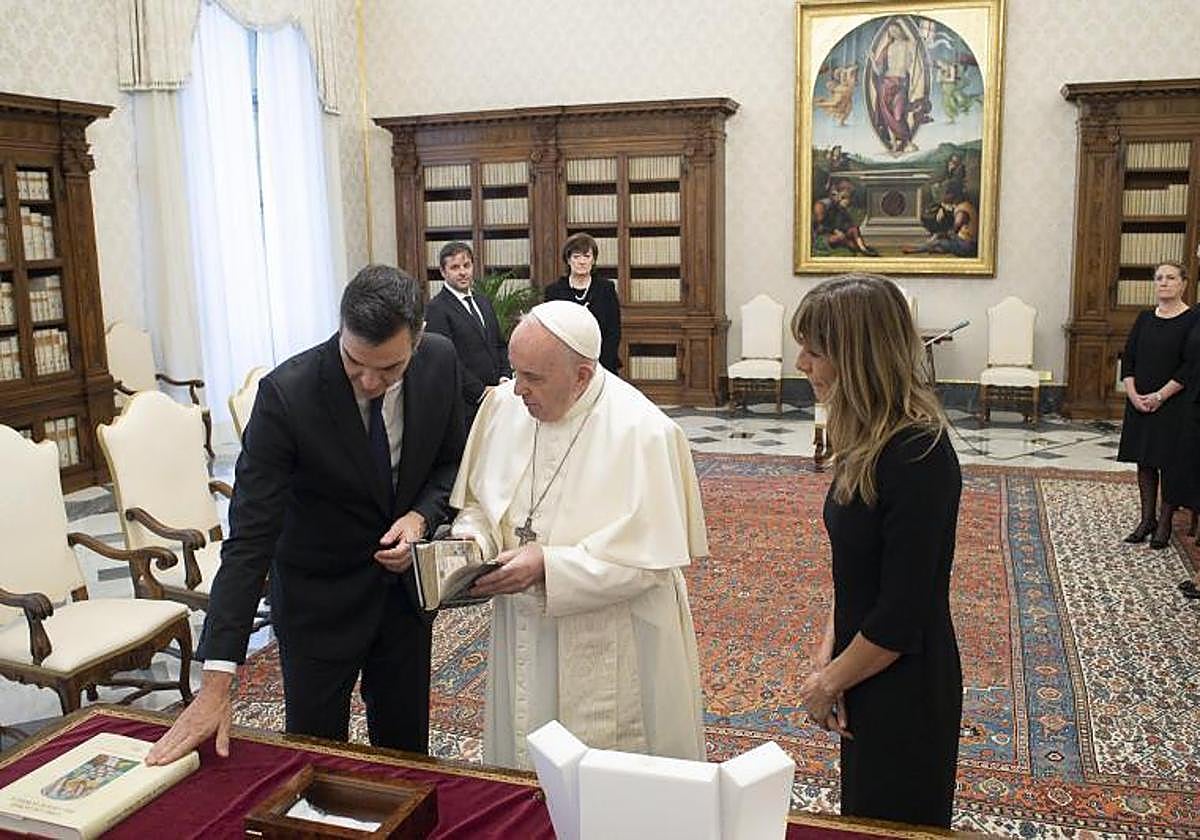 El presidente del Gobierno, Pedro Sánchez, durante su reunión con el Papa Francisco en octubre de 2020