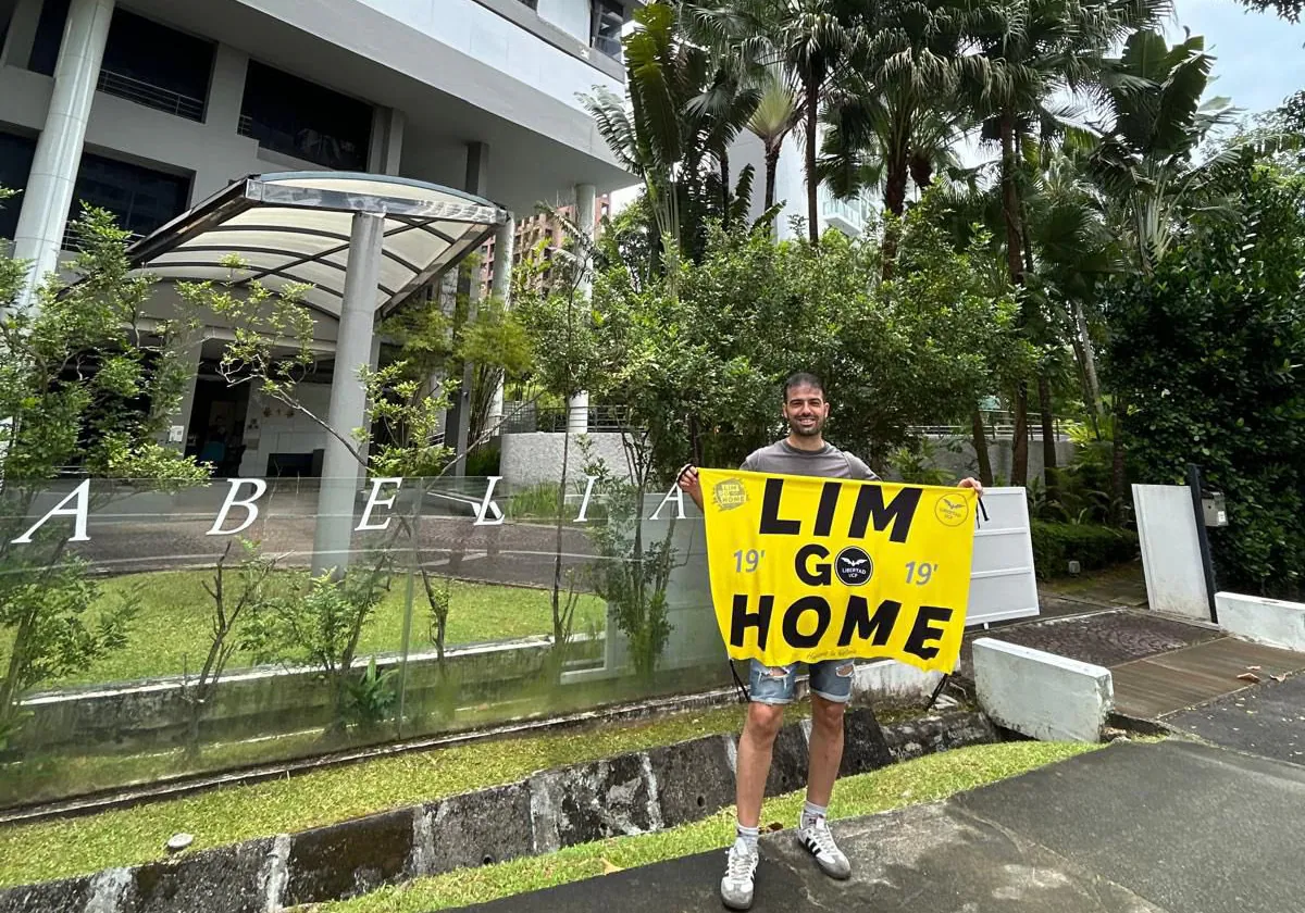 Imagen del valenciano retenido en Singapur por protestar contra Peter Lim