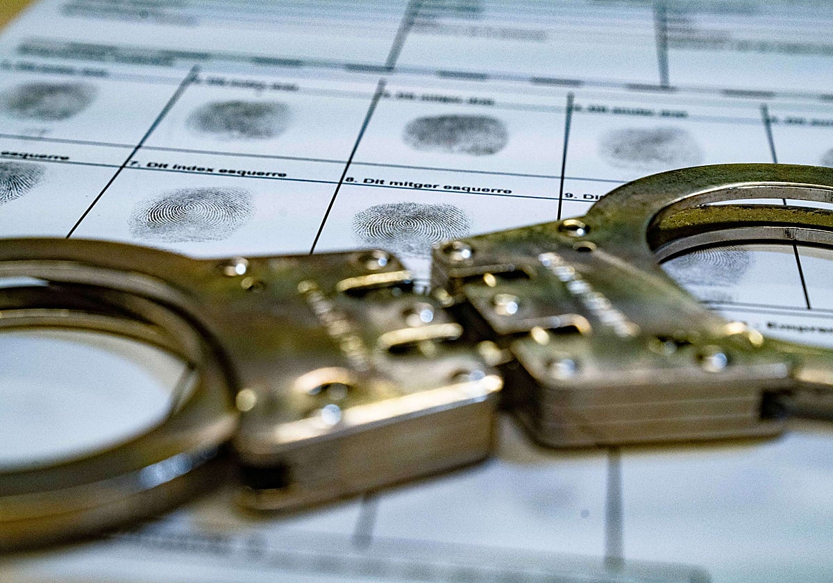 Huellas dactilares y unas esposas