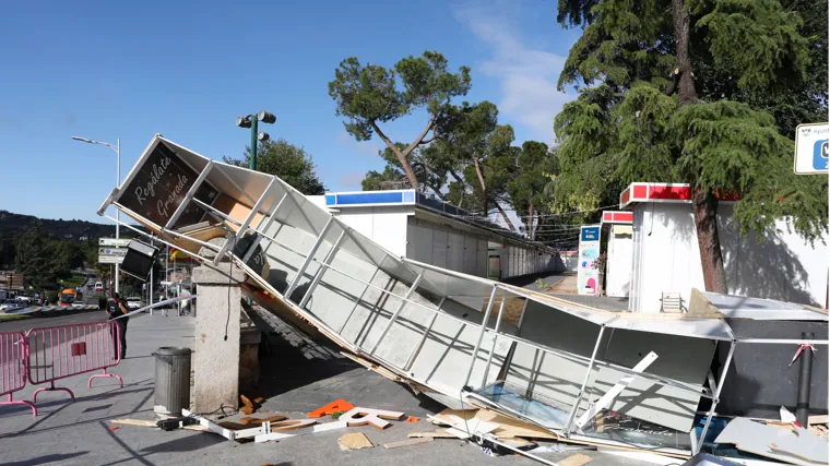 El fuerte viento derriba en Toledo por completo uno de los paneles del acceso a Farcama en la Vega