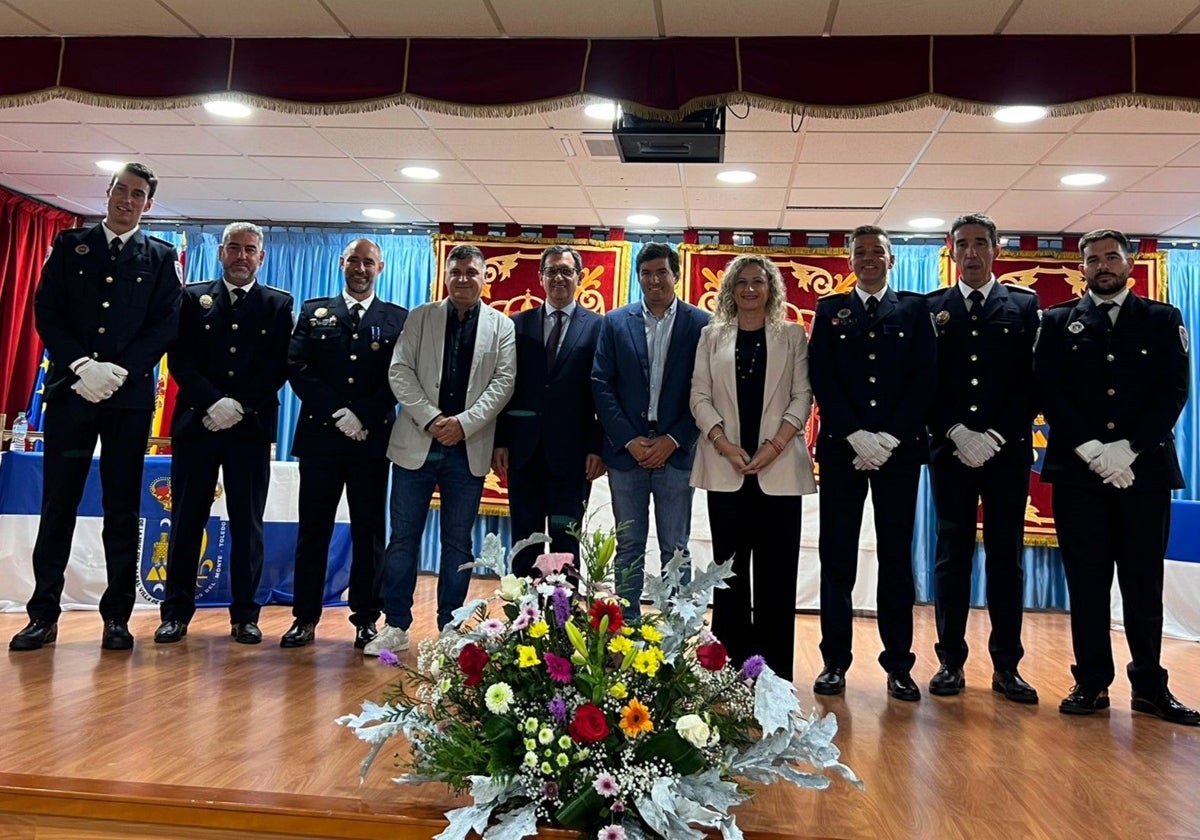 Silvia Fernández, Javier Ubeda y los alcaldes de Casarrubios y Méntrida, con los homenajeados