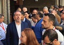 Los críticos del PSOE andaluz empiezan a organizarse para plantar batalla a Juan Espadas