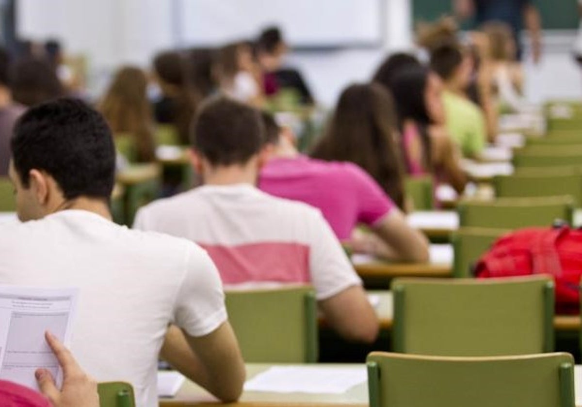 Estudiantes durante un examen en la Comunidad Valenciana