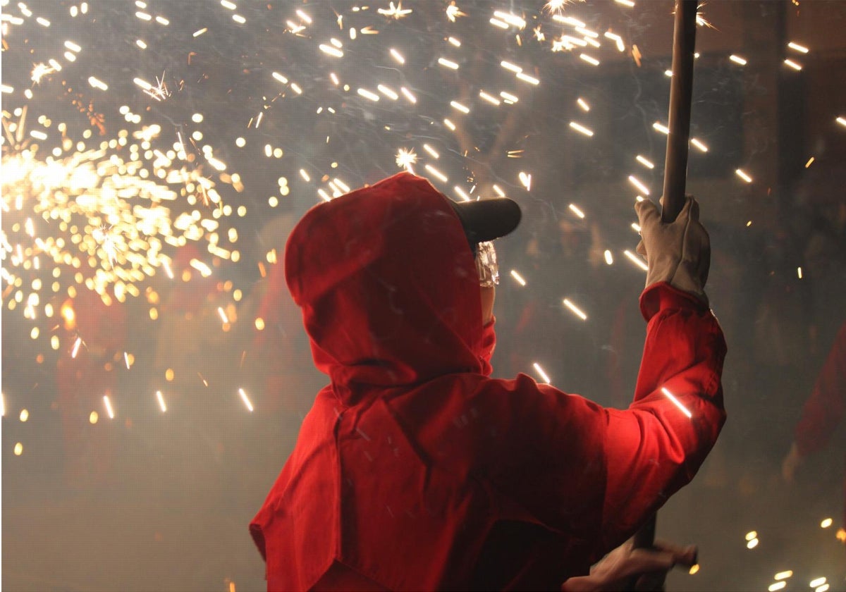 Un participante en una de las actividades de la fiestas de El Campello