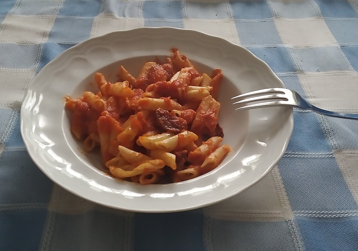 A los dos detenidos los sorprendieron cuando comían macarrones