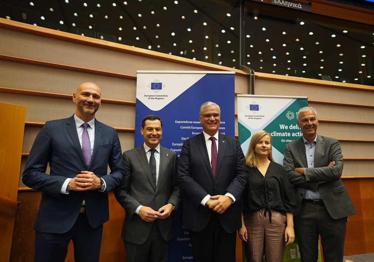 Juanma Moreno con el presidente del Comité Europeo de las Regiones, Vasco Cordeiro, y con participantes de la COP29iones