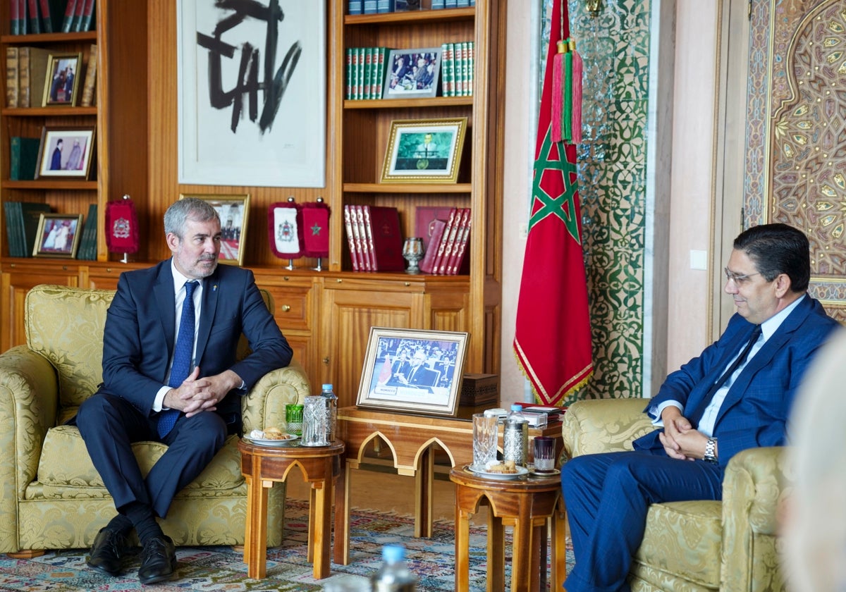 El presidente de Canarias, Fernando Clavijo (i), durante la reunión con el ministro de Exteriores marroquí, Naser Burita