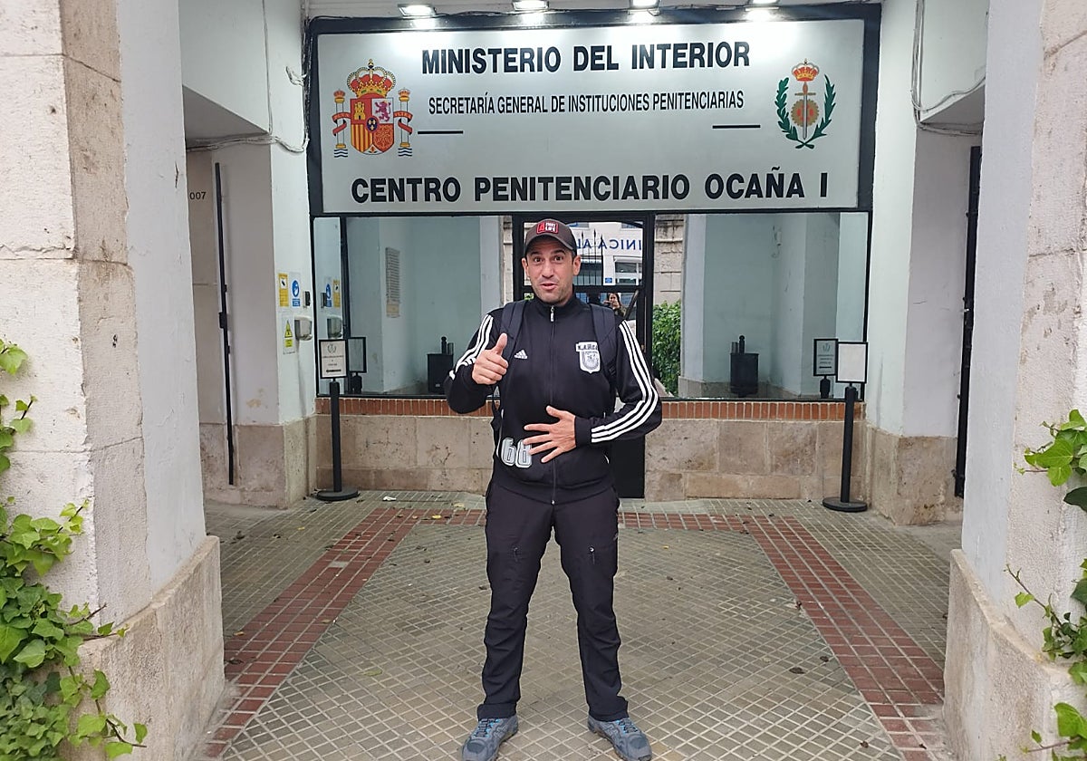 Santiago Sánchez antes de entrar en la prisión esta tarde