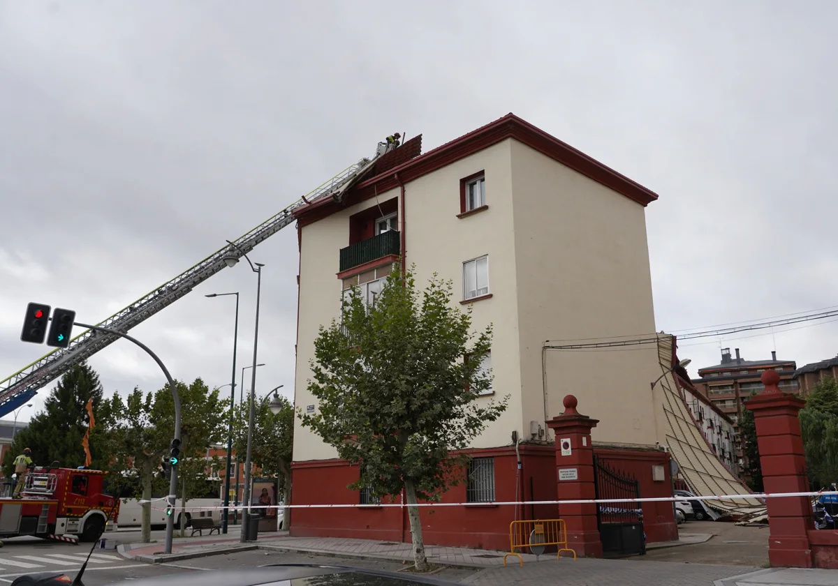 Desprendimiento de un tejado en un edificio de la calle Recondo a causa de las fuertes rachas de viento