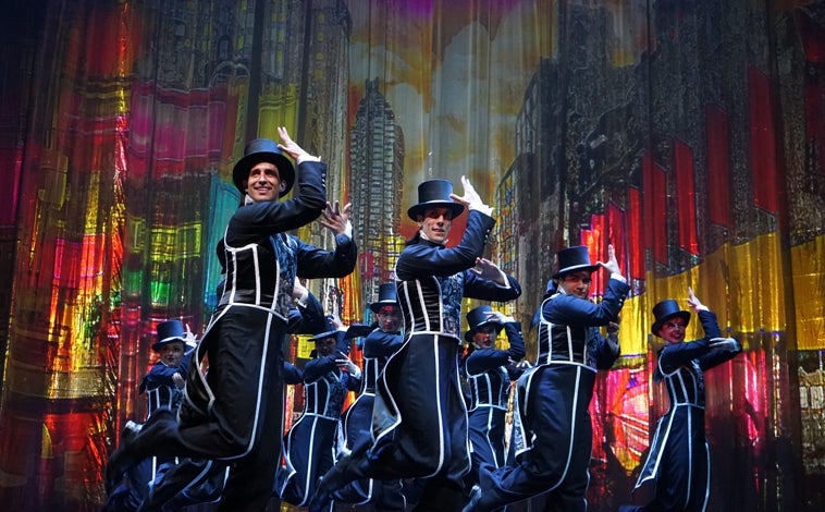 Imagen principal - Antonio Banderas y el elenco del nuevo musical.
