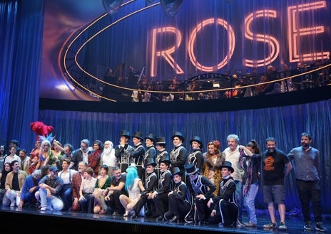 Imagen secundaria 1 - Antonio Banderas y el elenco del nuevo musical.