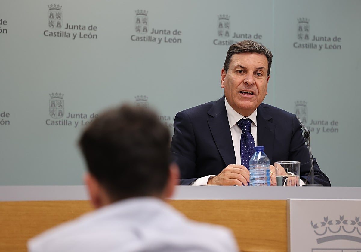 El portavoz de la Junta de Castilla y León, Carlos Fernández Carriedo, este jueves en la rueda de prensa del Consejo de Gobierno