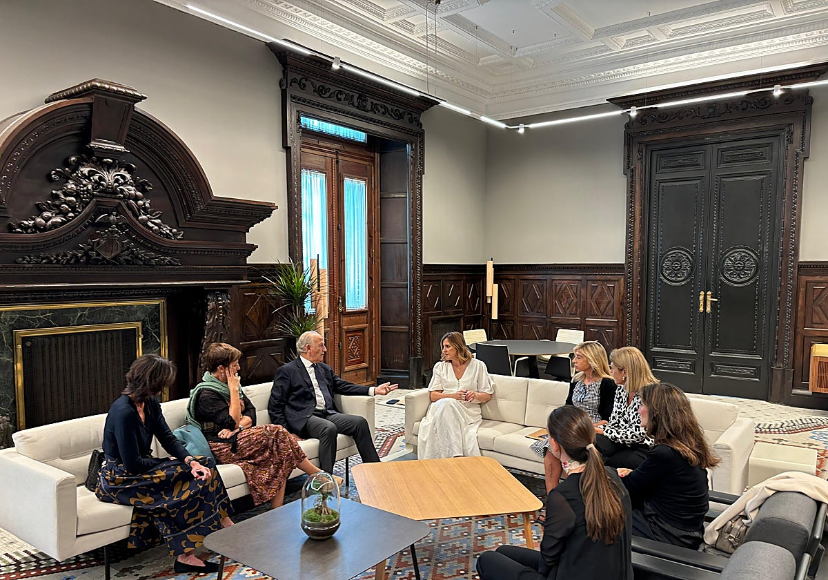 La alcaldesa de Valencia, María José Catalá, se reúne con representantes de Casa Caridad