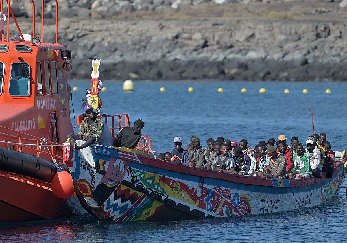 Un cayuco con 158 inmigrantes a bordo ha llegado este jueves al puerto de La Restinga