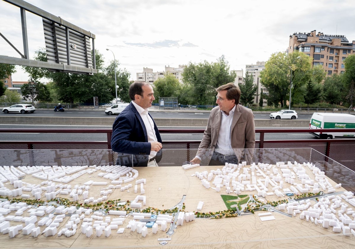 El alcalde de Madrid José Luis Martínez-Almeida y el concejal de Movilidad Borja Carabante, ante la maqueta del soterramiento de la A-5