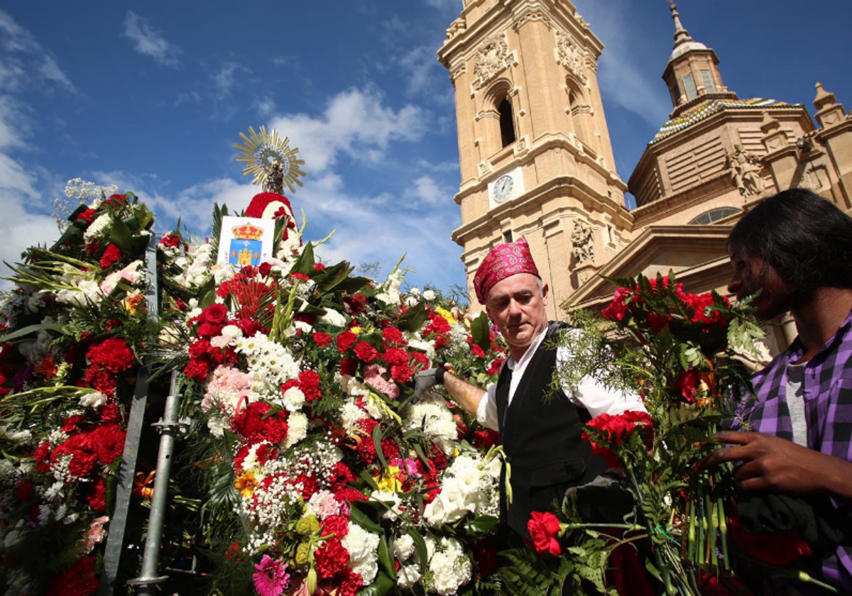 El gigantesco manto floral se soporta sobre una pirámide metálica que pesa 20 toneladas