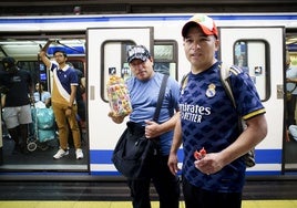 El 'negocio' de los Bon Bon Bum que reina en el metro de Madrid: «Tres chupachups, un euro»