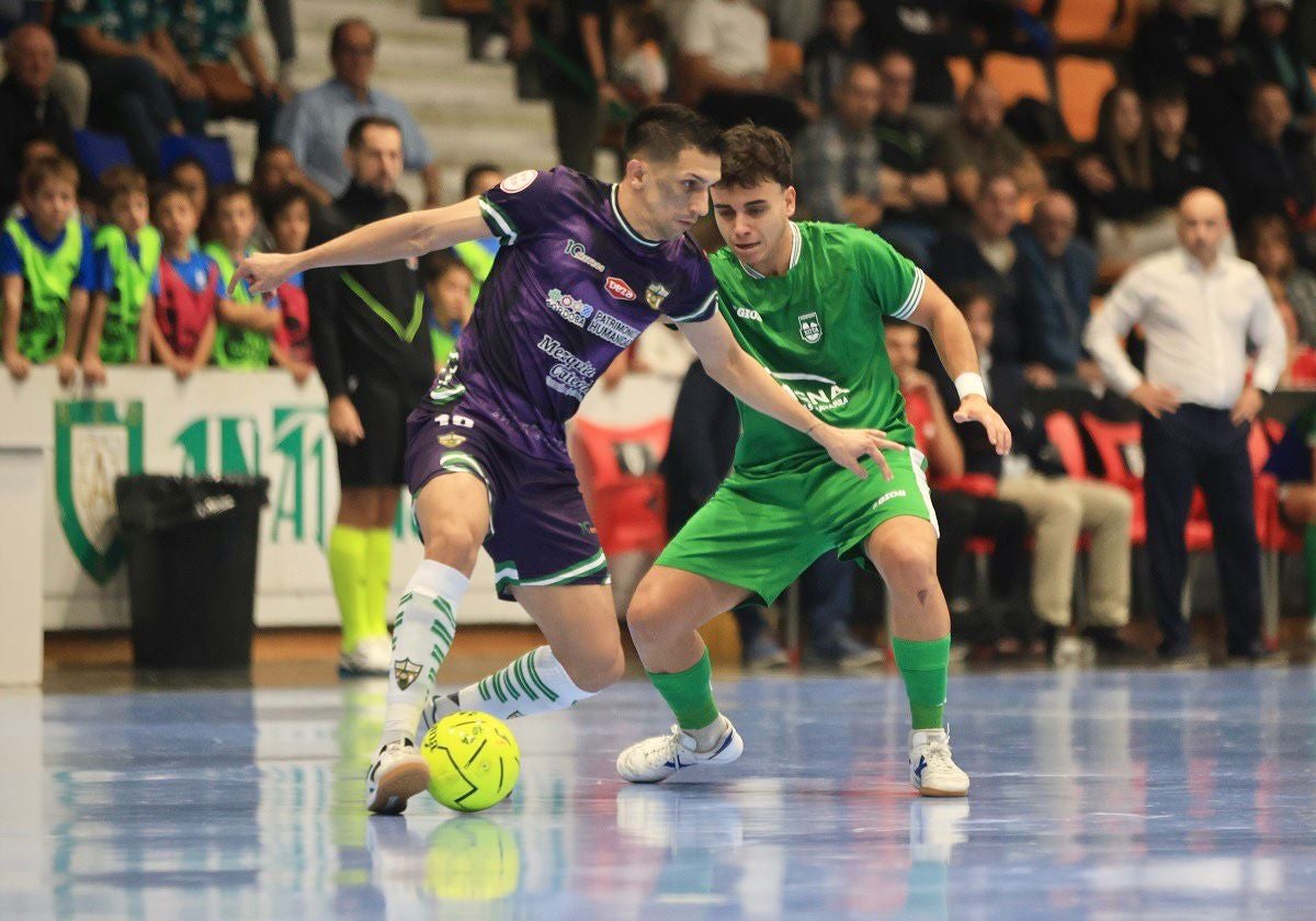 Arnaldo Báez controla el balón ante un rival del Xota en el partido