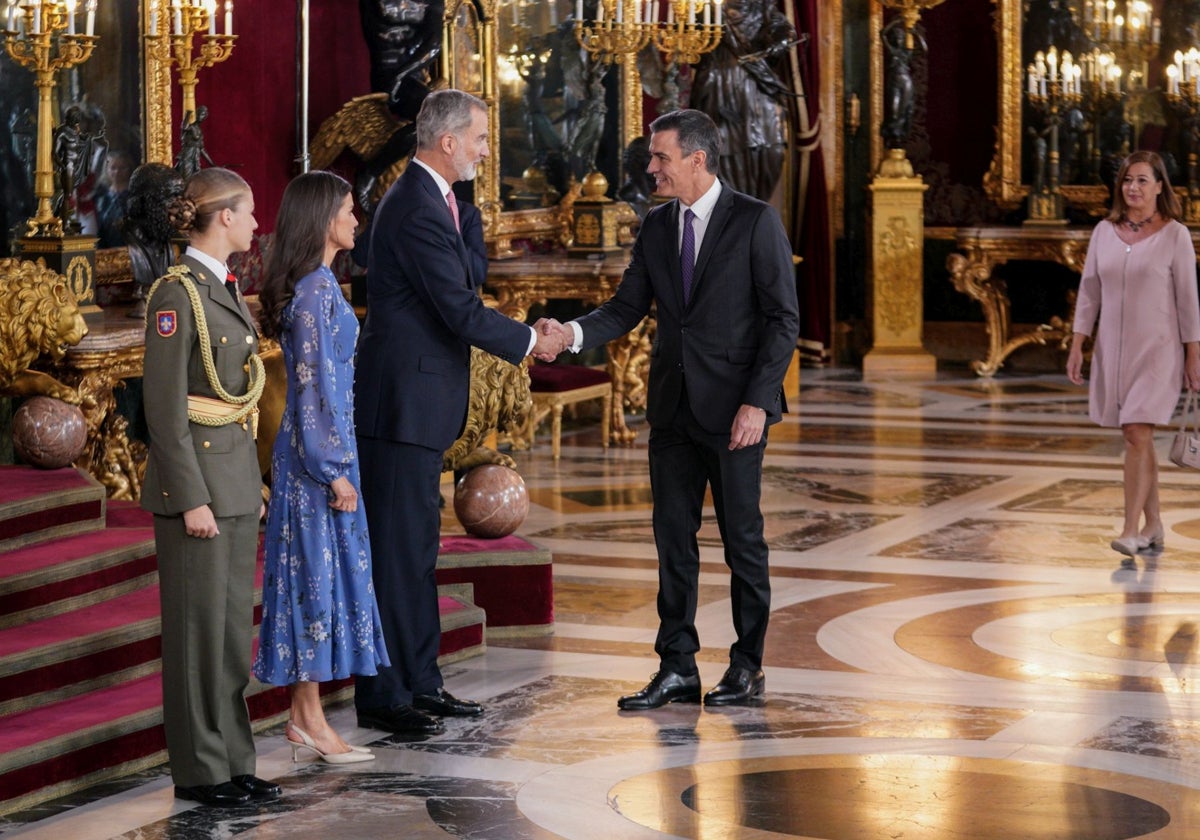 Los Reyes y la Princesa Leonor, el año pasado, saludando a Pedro Sánchez el Día de la Fiesta Nacional