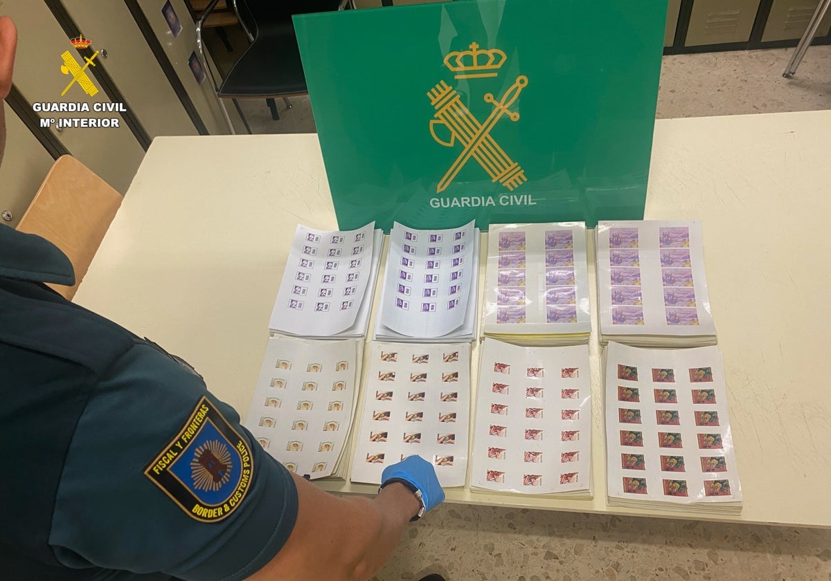 Imagen de los sellos confiscados por la Guardia Civil en el Aeropuerto de Valencia