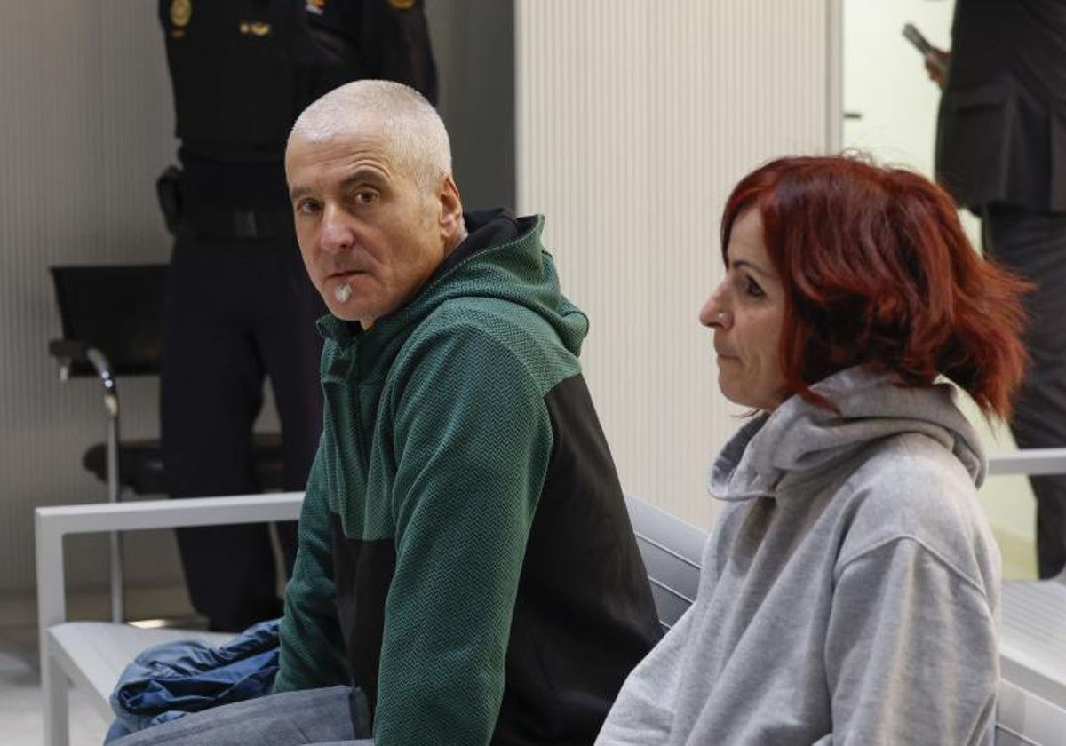 «Txapote» y su pareja, Irantzu Gallastegi, en uno de los juicios celebrados en la Audiencia Nacional