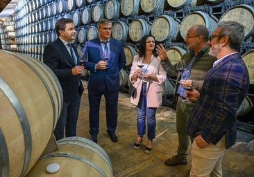 Valverde reivindica la fortaleza del sector vitivinícola de Ciudad Real en una visita a 'Señorío de los Llanos'