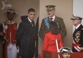 La lluvia desluce un desfile sin aviones ni paracaidistas y amortigua los pitidos a Sánchez