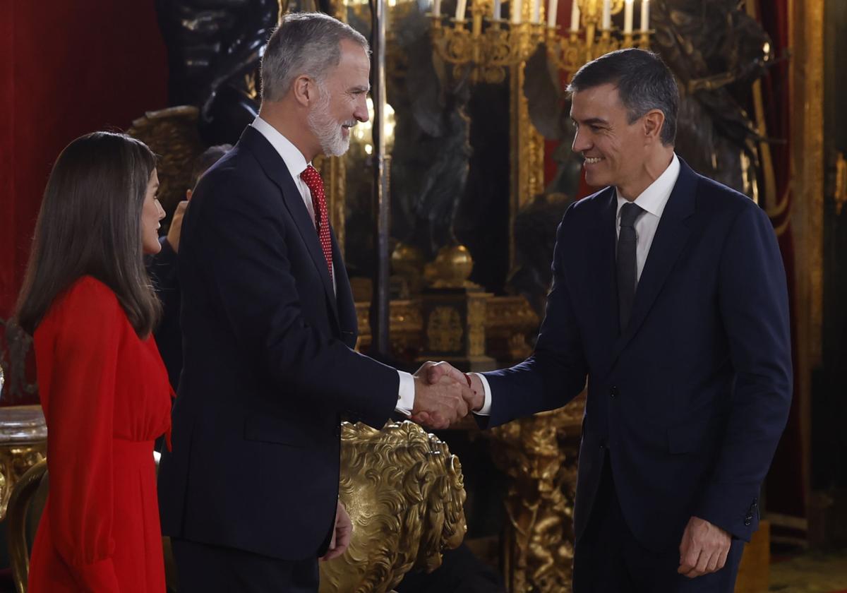 Sánchez saluda al Rey Felipe VI en el besamanos en el Palacio Real // Vídeo: El PP pide explicaciones a Sánchez tras las últimas informaciones sobre el caso Koldo