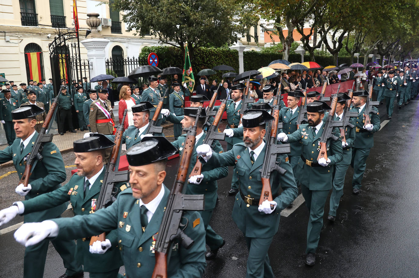 Fotos: el desfile y las condecoraciones de la Guardia Civil de Córdoba por el día de su patrona