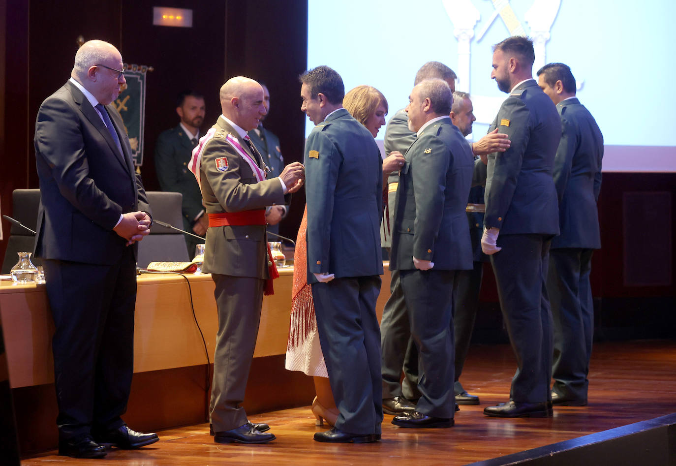 Fotos: el desfile y las condecoraciones de la Guardia Civil de Córdoba por el día de su patrona