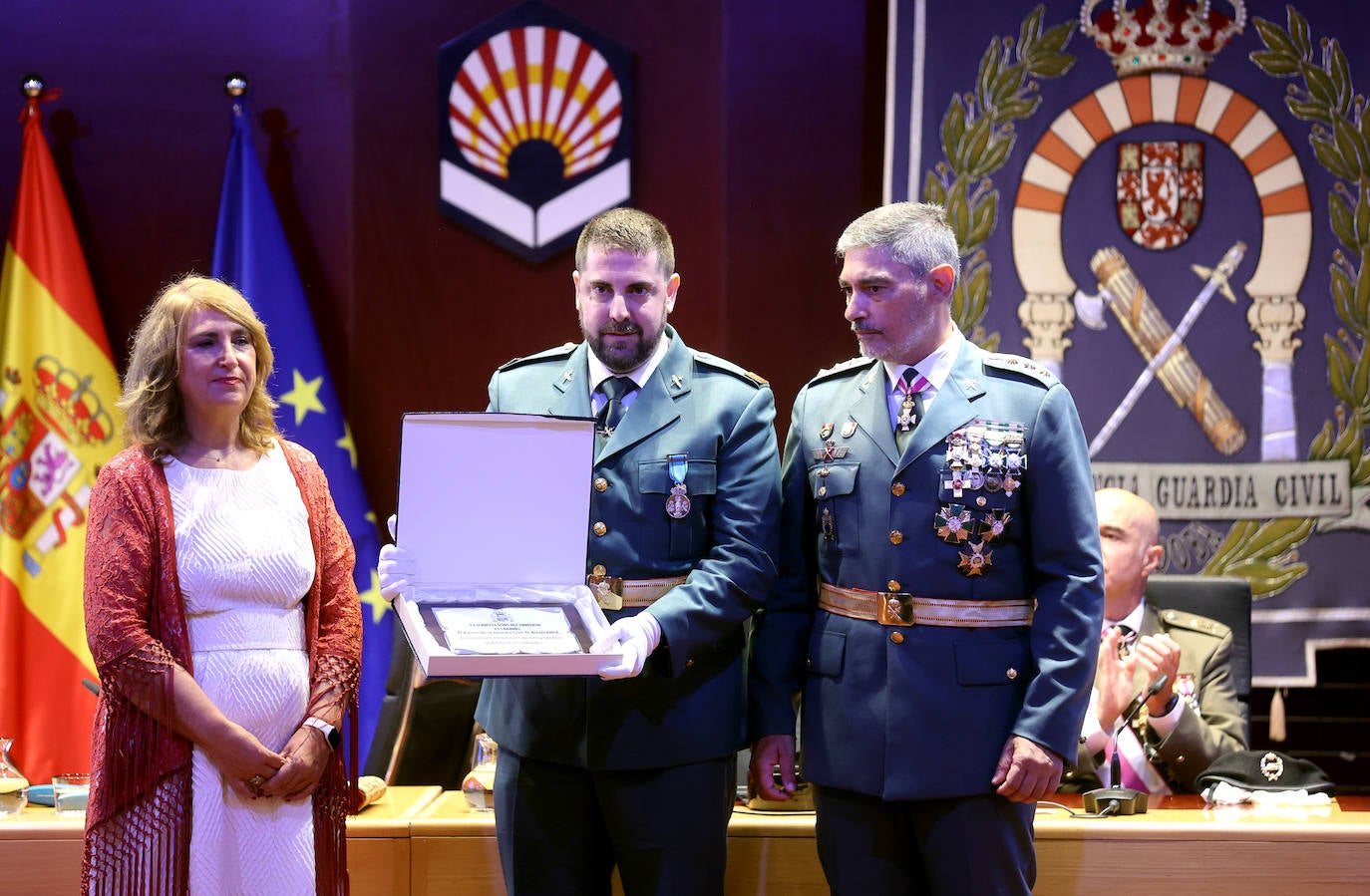 Fotos: el desfile y las condecoraciones de la Guardia Civil de Córdoba por el día de su patrona