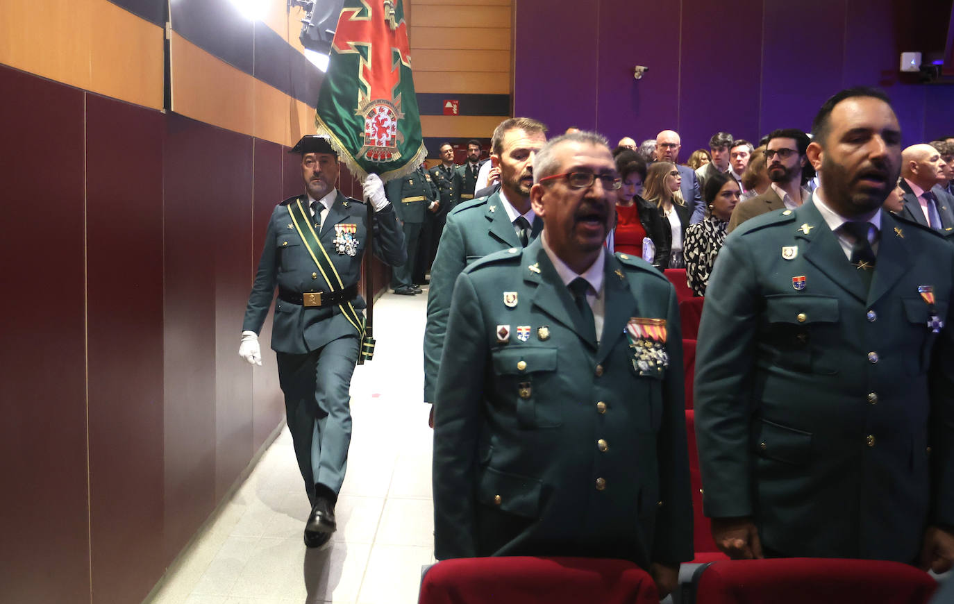 Fotos: el desfile y las condecoraciones de la Guardia Civil de Córdoba por el día de su patrona