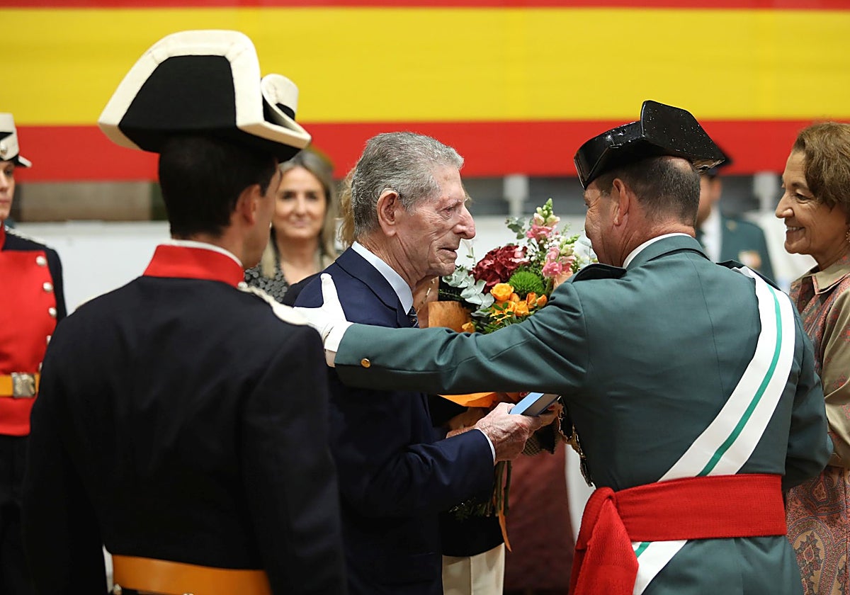 Representantes de los cuerpos y fuerzas de seguridad del Estado presencian desde su plaza en el estadio toledano el acto celebrado en Toledo