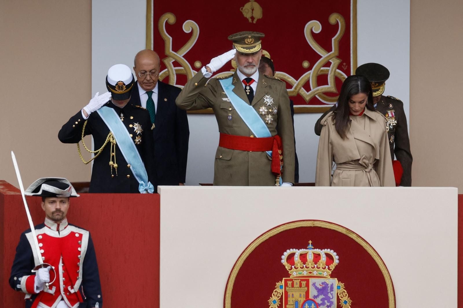 Don Felipe y Doña Letizia junto a la Princesa Leonor, saludando a su llegada a la tribuna real para ver el desfile, ubicada en la zona de Neptuno