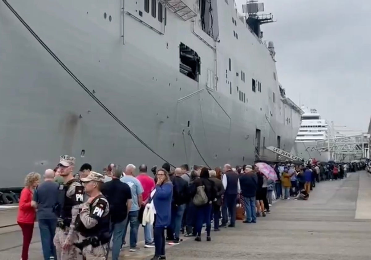 Largas colas para visitar el buque de la Armada Jun Carlos I, esta sábado en Barcelona