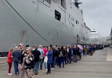 Largas colas para visitar el buque de la Armada Juan Carlos I en Barcelona