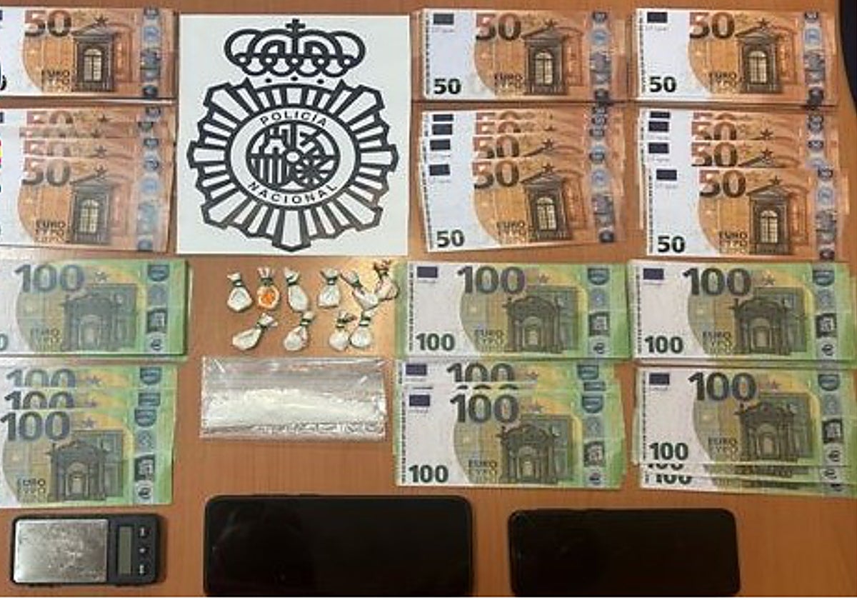 Dinero falsificado y válido junto a móviles y sustancias estupefacientes intervenidos por la Policía Nacional a los tres detenidos