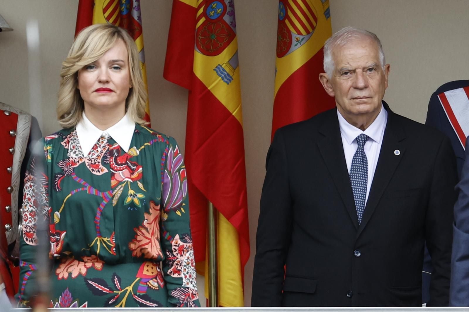 La portavoz del Gobierno, Pilar Alegría y el Alto representante de la Unión para Asuntos Exteriores y Política de Seguridad , Josep Borrell, tampoco han faltado al desfile militar a pesar de la lluvia